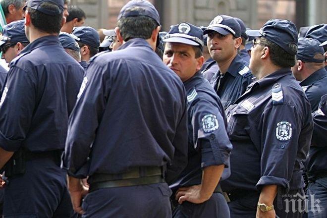 Над 200 полицаи се разходиха по кръговото кръстовище в Русе