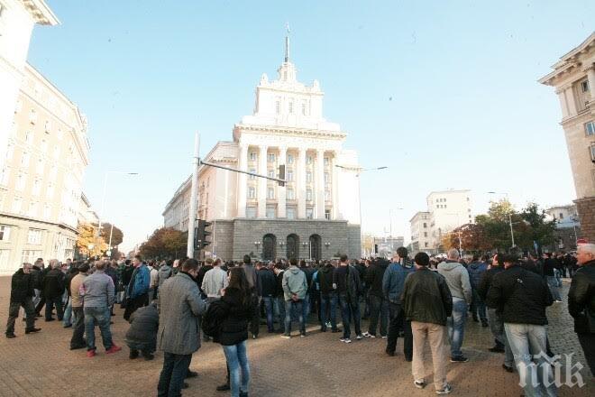 Протестиращите служители на МВР блокираха движението на площад „Независимост” (обновена и снимки)