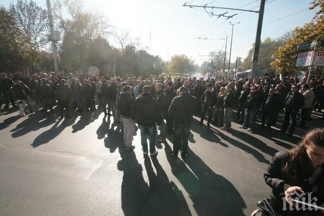 Първо в ПИК! Става страшно! Полицаите обсадиха парламента – запалиха свещи срещу Бъчварова, тя се оправдава вътре за командировката в Лондон (снимки)
