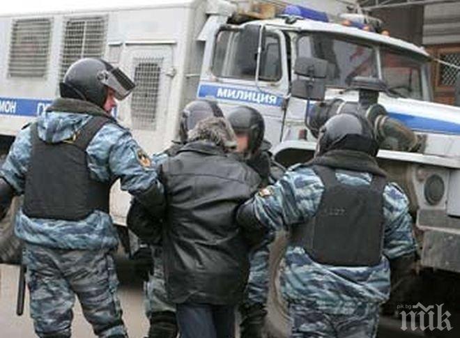 Ужас! Мъж влачи повече от километър труп с колата си (видео)