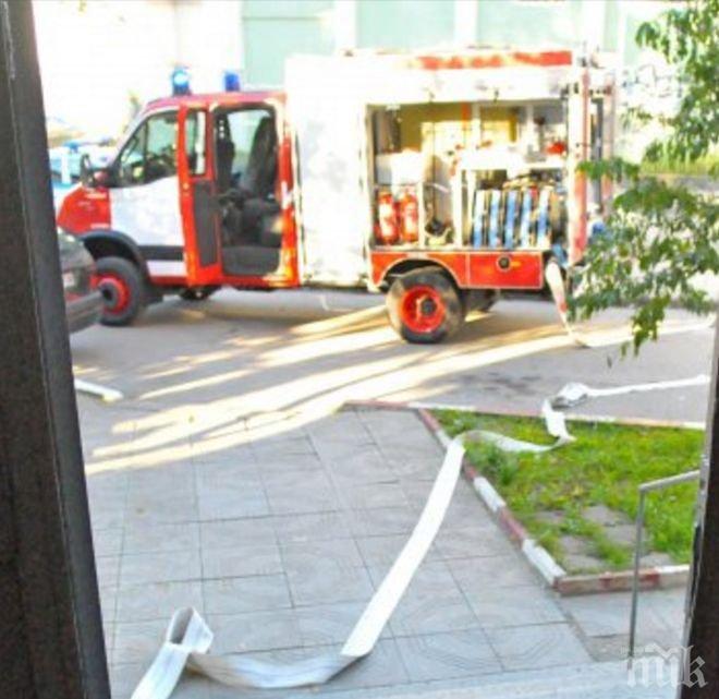 Пожар горя в апартамент в центъра на Враца (снимки)