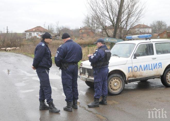 Полицаи от Мадан и Рудозем блокират за час движението на кръстовището на Черна, надзиратели в Бургас също протестират