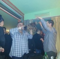  Дучето пя със 130 