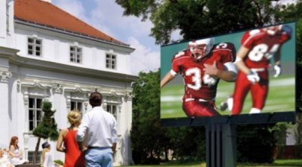 засадете метров телевизор двора