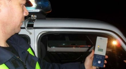 пиян шофьор помете жена тротоар