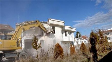 събарят къщата дъщерята цар киро снимки