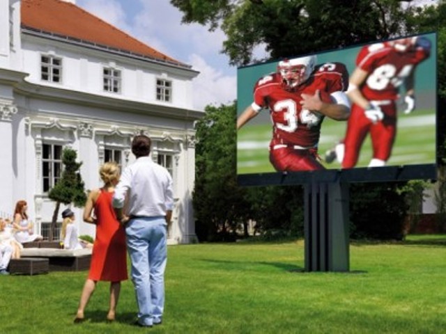 Засадете 5-метров телевизор в двора