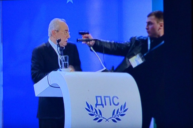 Разпитват Ахмед Доган