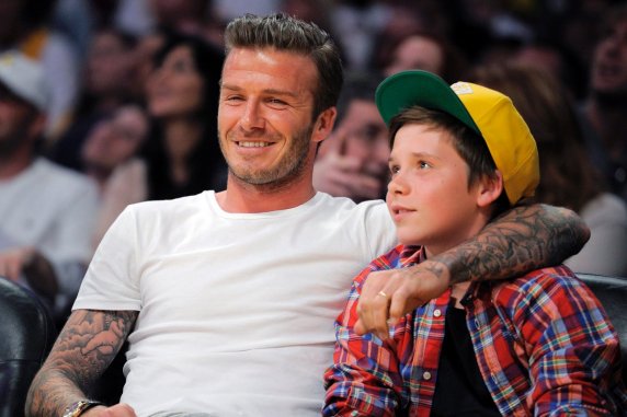 Дейвид Бекъм води сина си на проби в Челси