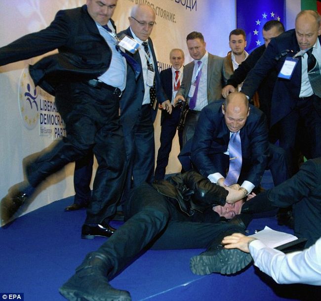 Вижте кои смляха от бой Октай и кои го пазеха от линч! (снимки)