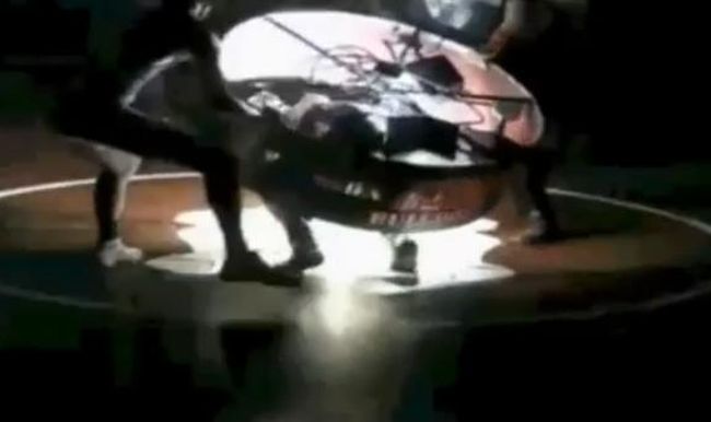 Борец оцеля, след като прожектор се стовари върху него! (видео)