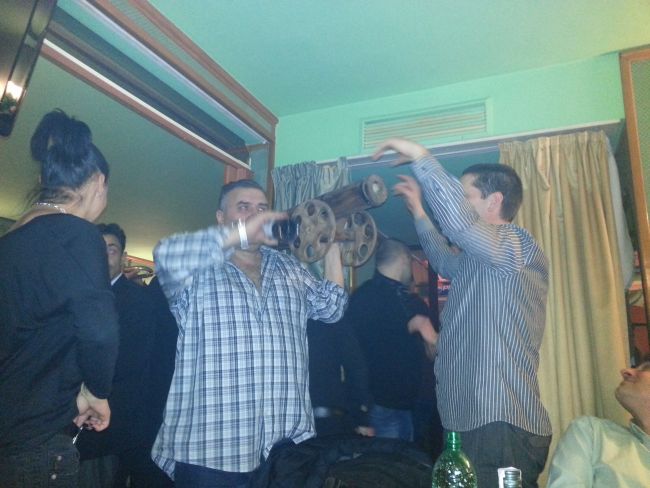  Дучето пя със 130 червени фенове на курбан (Снимки) 