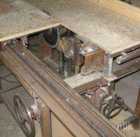 Mъж сряза пръстите на ръката си с циркуляр в Крупник