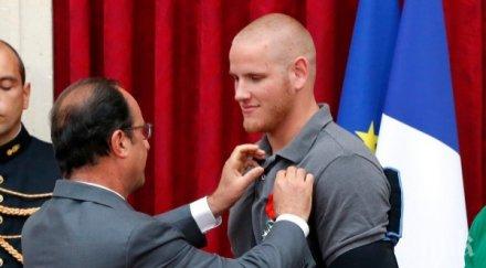 арестуваха мъж наръгал героя влака амстердам париж