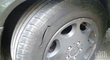 психично болен нарязал гумите колите враца