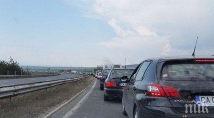 колона автомобили главен път посока софия