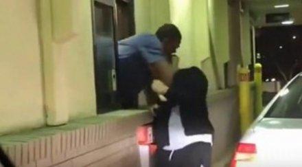 бой служител макдоналдс клиент видео