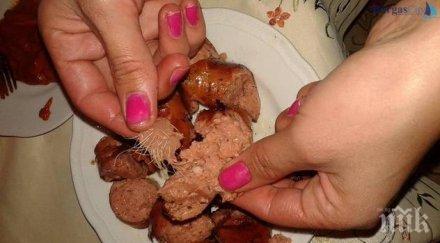 върхът гнусотията жена намери животинска козина наденица снимка