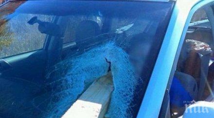 дървена греда влетя колата жена уби видео