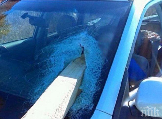 Дървена греда влетя в колата на жена и едва не я уби (видео)