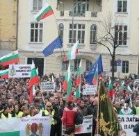 ЕКСКЛУЗИВНО! Няколко хиляди полицаи протестират пред парламента! Нова телевизия скандално се напъва да изкара митинга като гражданска война! (обновена и снимки)