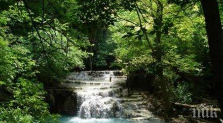 разчистват огромните каменни блокове затрупали туристите крушунските водопади специализирана техника