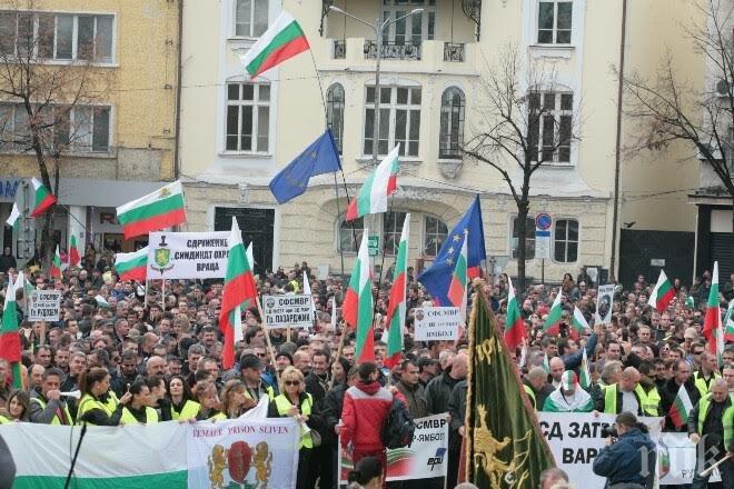 ЕКСКЛУЗИВНО! Няколко хиляди полицаи протестират пред парламента! Нова телевизия скандално се напъва да изкара митинга като гражданска война! (обновена и снимки)