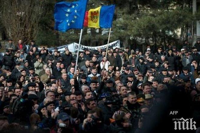 Близо 300 души излязоха в Кишинев с искане за обединение между Молдова и Румъния
