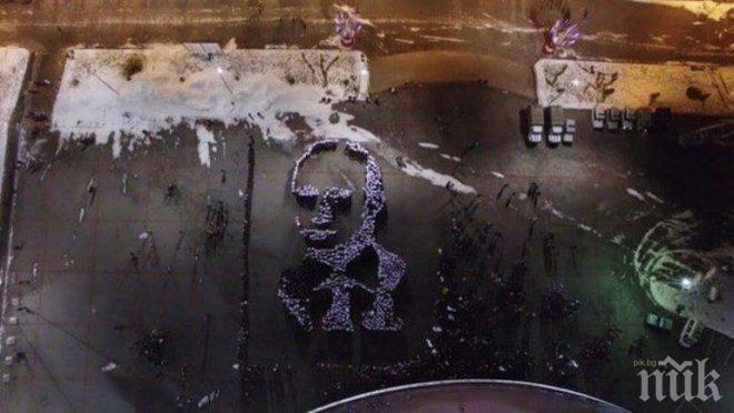 Над 2 000 души „нарисуваха” с телата си портрет на Путин (видео)