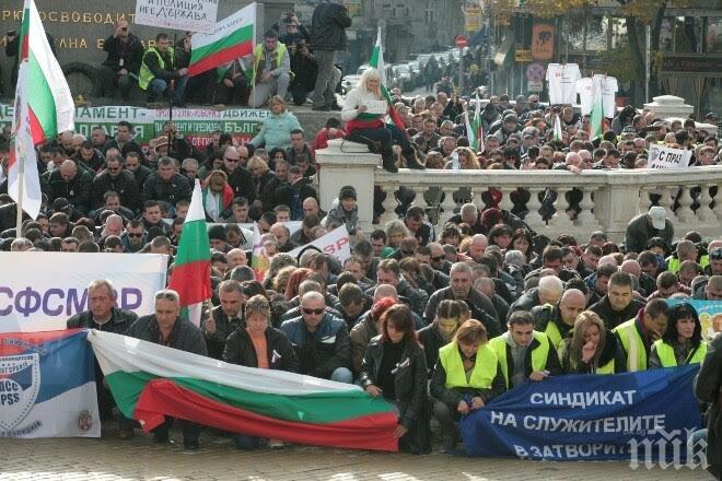 ЕКСКЛУЗИВНО в ПИК! Протестиращите пред парламента полицаи паднаха на колене на песен на Слави Трифонов (обновена и снимки)