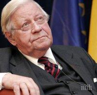 Екс-канцлерът Хелмут Шмидт продължава да е в тежко състояние