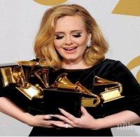 Адел си държи статуетките в банята