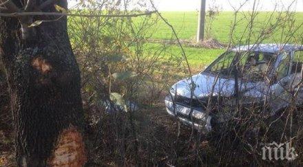 неопитен шофьор заби стар опел крайпътно дърво бургас снимки