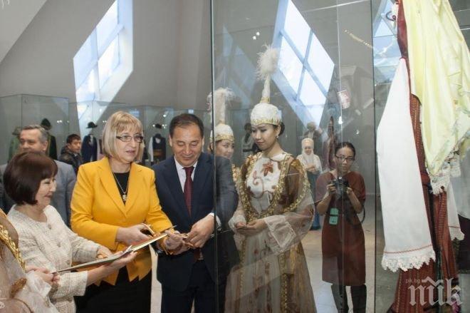 Цецка Цачева подари българска национална носия на Двореца на мира и съгласието в Астана