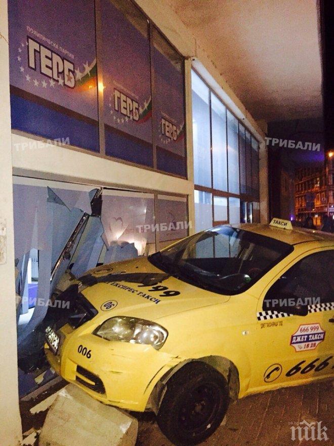 Такси паркира в офиса на ГЕРБ във Враца