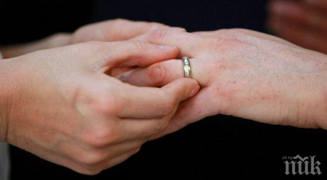 Гей-младоженки в Коста Рика заплашени от затвор