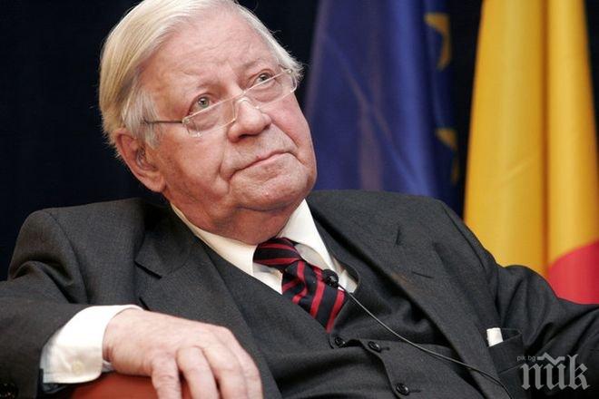 Екс-канцлерът Хелмут Шмидт продължава да е в тежко състояние