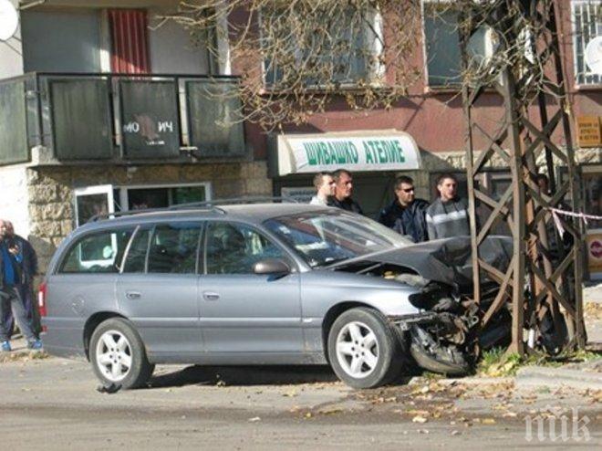 Кола връхлетя върху стълб в Ловеч