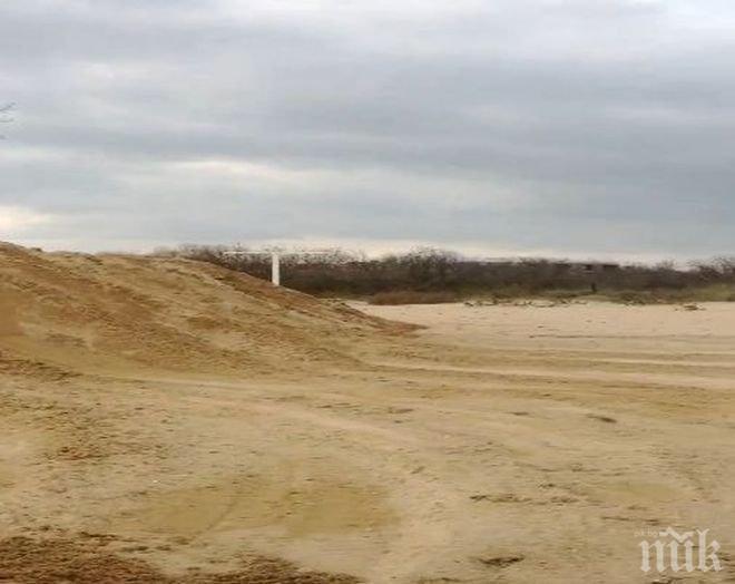 Нахалство: Шеф на бар граби пясък от морето, за да си вдигне защитна дига край заведението