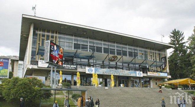 Директорът на театъра във Велико Търново подаде оставка под натиск на стачкуващи