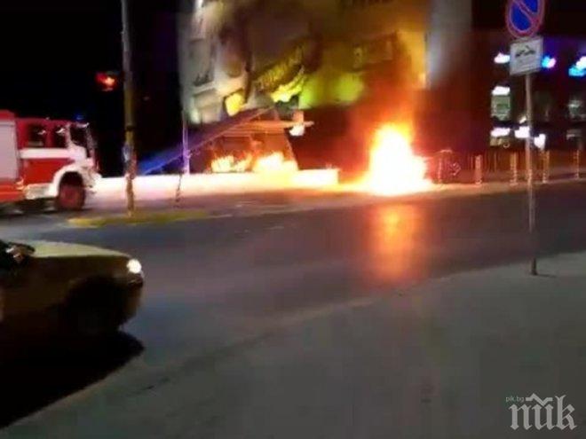 Кола пламна в близост до метростанция Александър Малинов