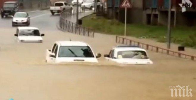 Извънредно положение в Сочи! Силна буря наводни града (видео)