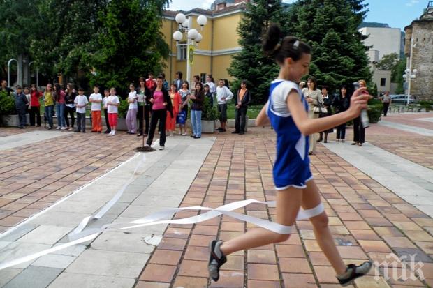 207 ученици участваха в щафетното бягане за наградите на Община Казанлък