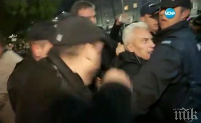 Пълна тъпотия е да арестуват Сидеров. Насила герой го правите, пък и той да ни беше проблемът...