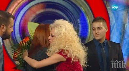 луна пак втрещи всички махна фалшивата коса развя скъпи букли облече циганска булка снимки