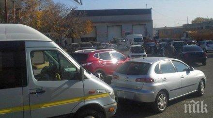 лудница кат бургас свършиха регистрационните табели 100 души блъскат опашка