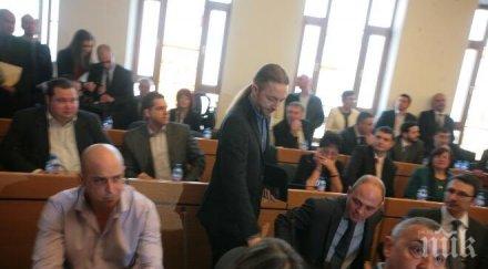 един протестър вече трапезата