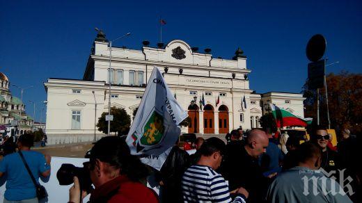 Три часа продължава протеста на полицаите