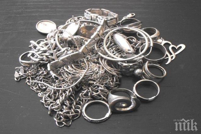 Колекции бижута на семейство Маркос отиват на търг