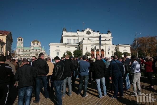 Започна протестът на полицаите, блокада няма (обновена и снимки)